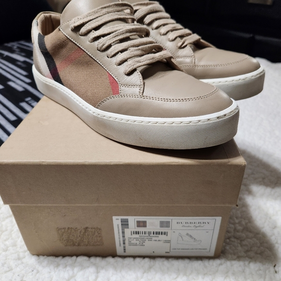 Burberry - Picture 2 of 7